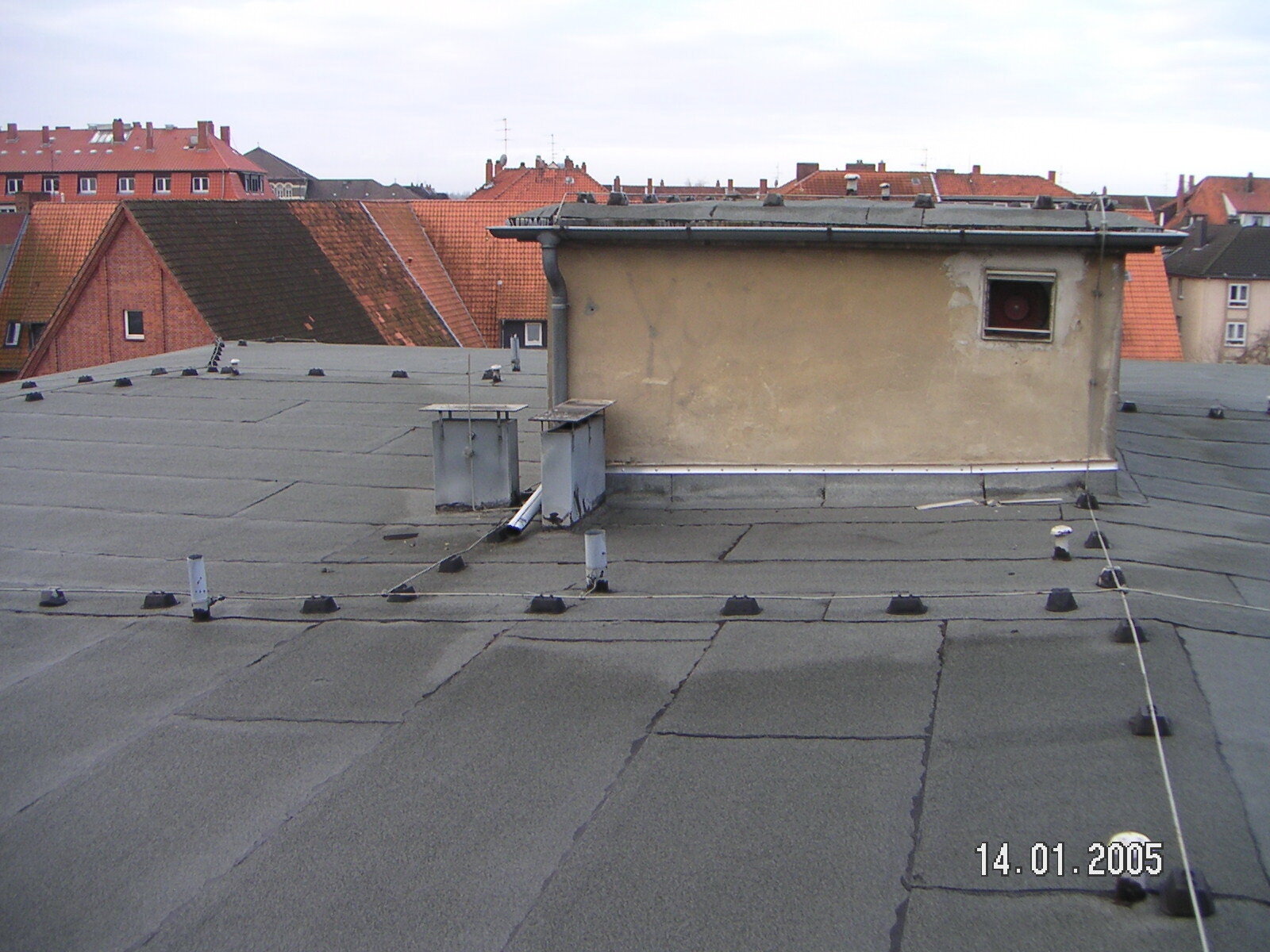 Asbesthaus - Site van ontdekking: Cover gemaakt van dakbedekking, teerkarton, bitumen web | © 2019, CRB Analyse Service GmbH | © CRB Analyse Service GmbH